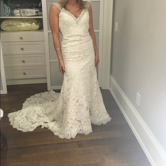 Stunning Ivory Lace & beaded wedding gown - Picture 10 of 10